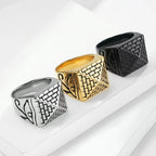 Ring mit ägyptischer Pyramide 