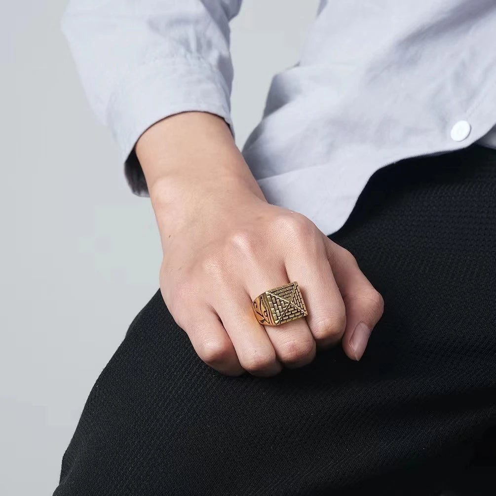 Ring mit ägyptischer Pyramide Gold