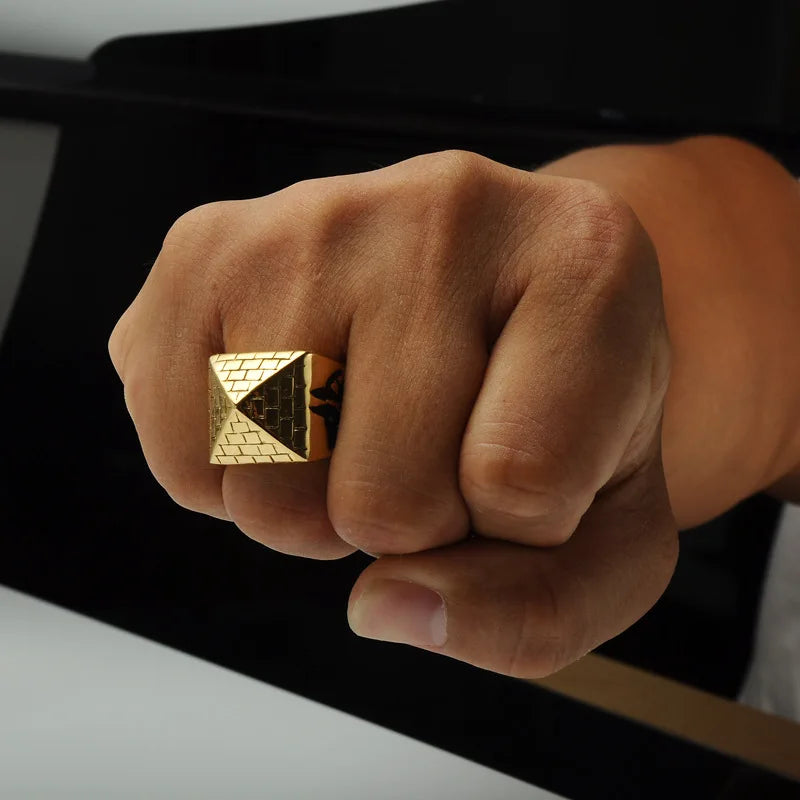 Ring mit ägyptischer Pyramide Gold