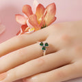 Ring mit grünem Zirkonia und dreiblättrigem Kleeblatt