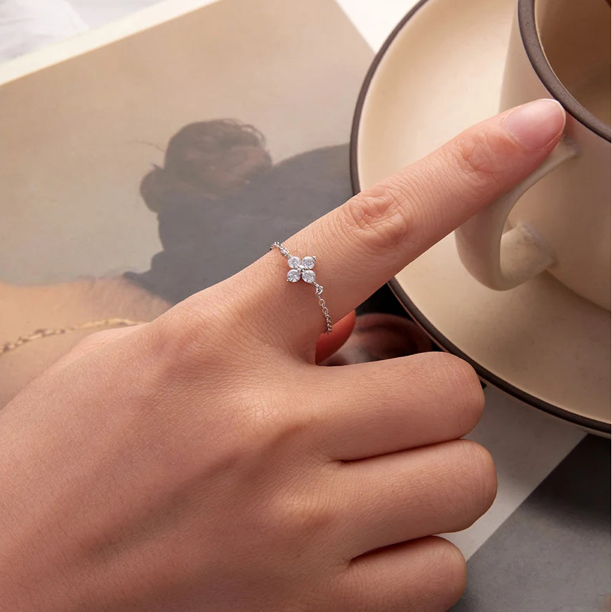 Ring mit vierblättrigem Kleeblatt aus Zirkon