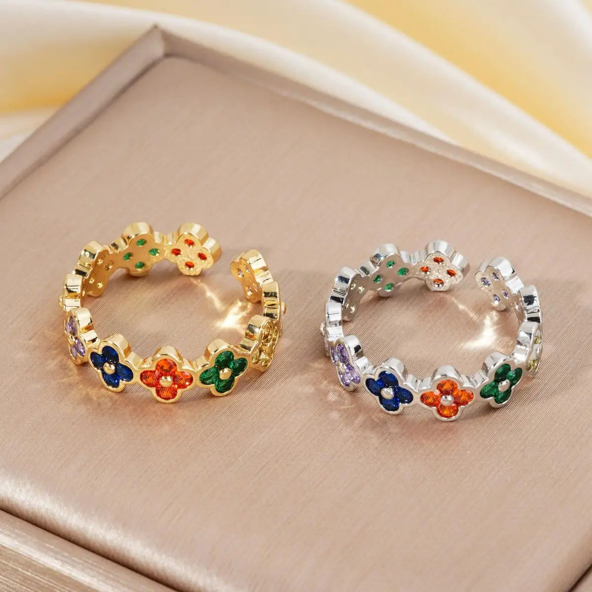 Ring mit bunten vierblättrigen Kleeblättern aus Zirkon Gold