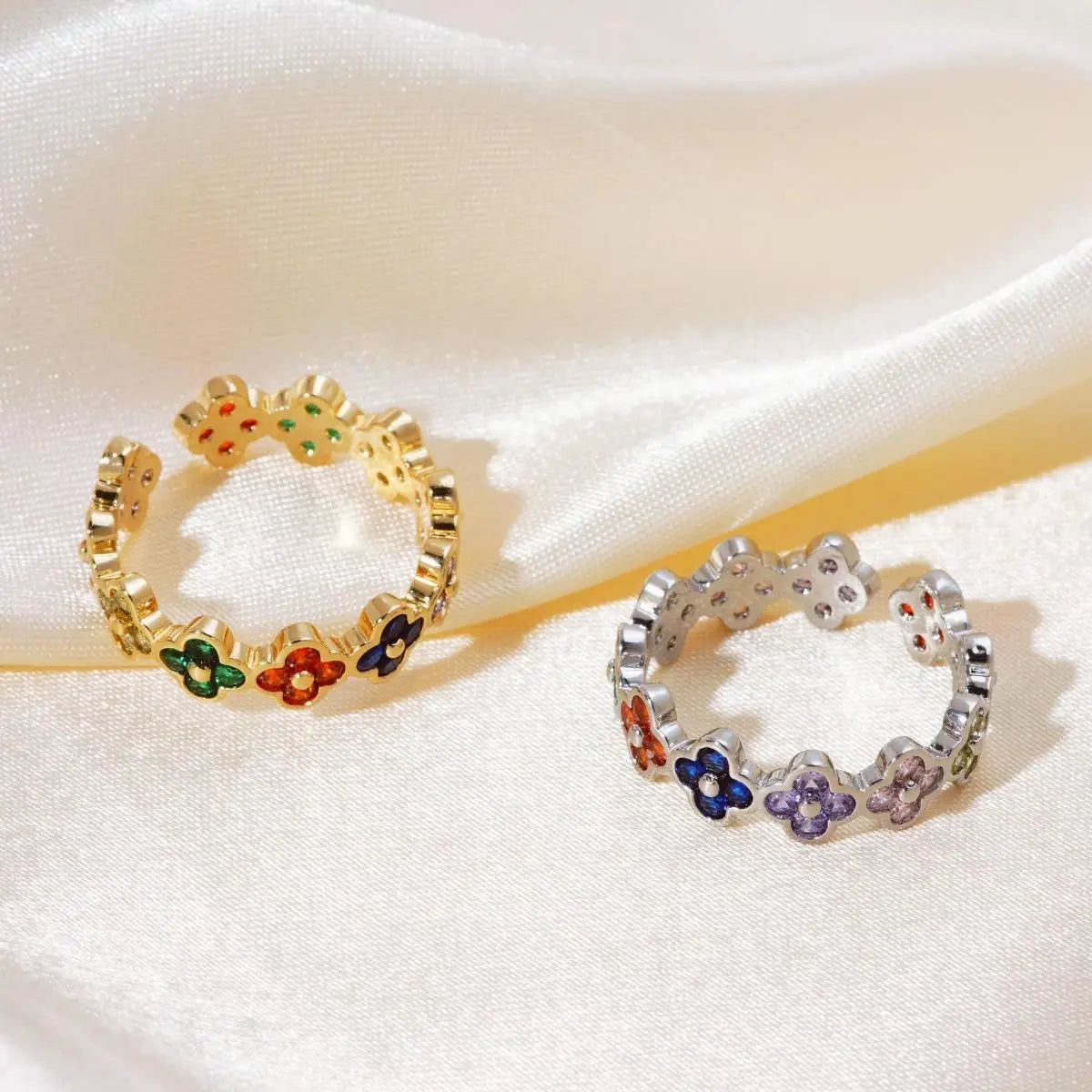 Ring mit bunten vierblättrigen Kleeblättern aus Zirkon Silber