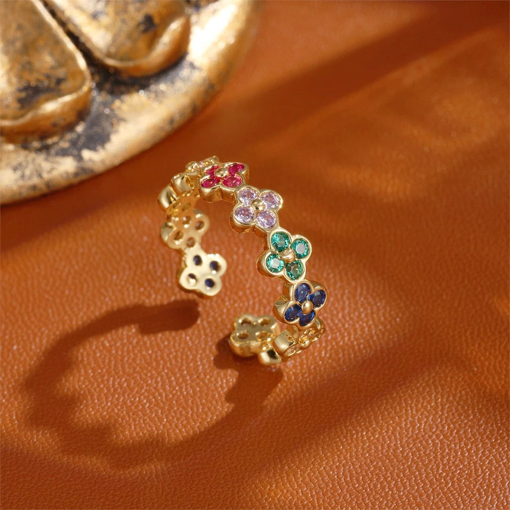 Ring mit bunten vierblättrigen Kleeblättern aus Zirkon Gold