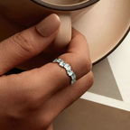 Ring mit grünen vierblättrigen Kleeblättern