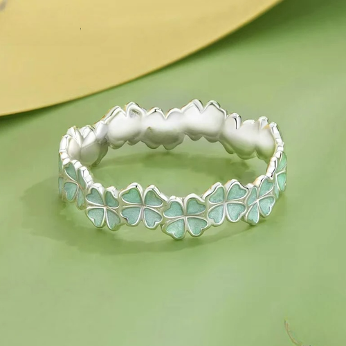Ring mit grünen vierblättrigen Kleeblättern
