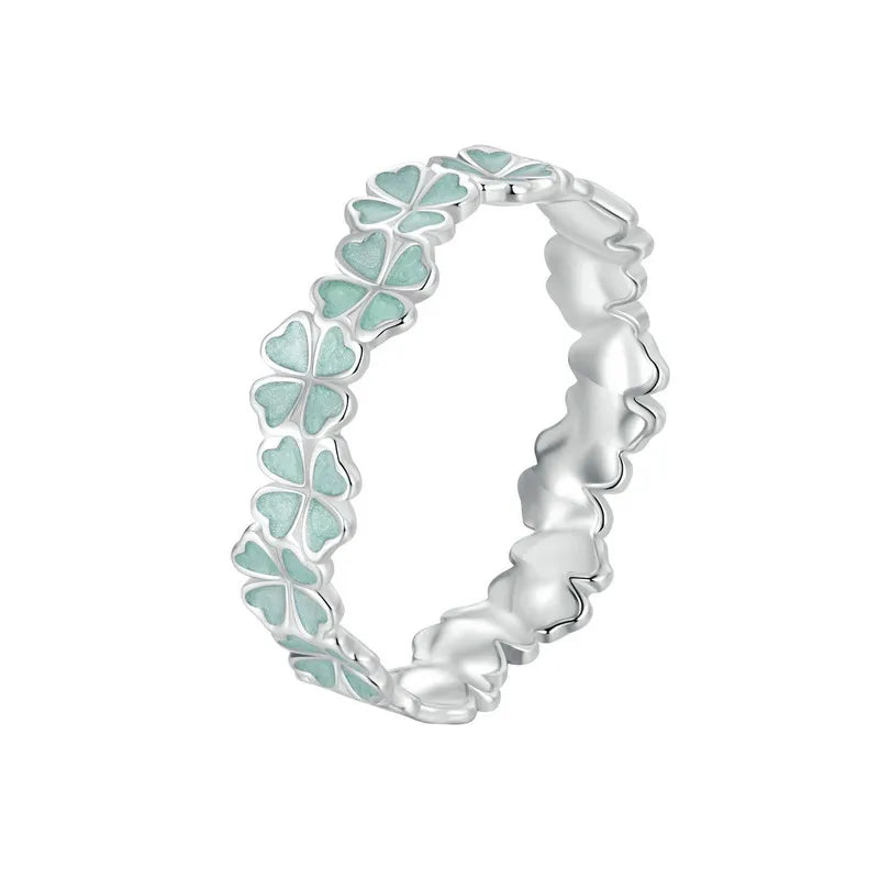 Ring mit grünen vierblättrigen Kleeblättern