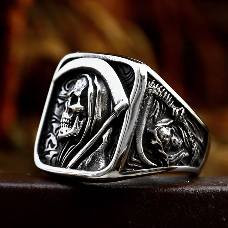 Quadratischer Ring mit Totenkopf