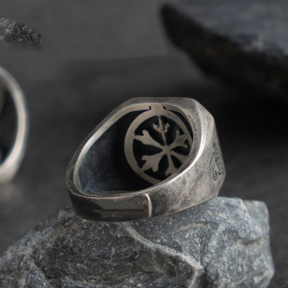 Quadratischer Ring im ägyptischen Stil