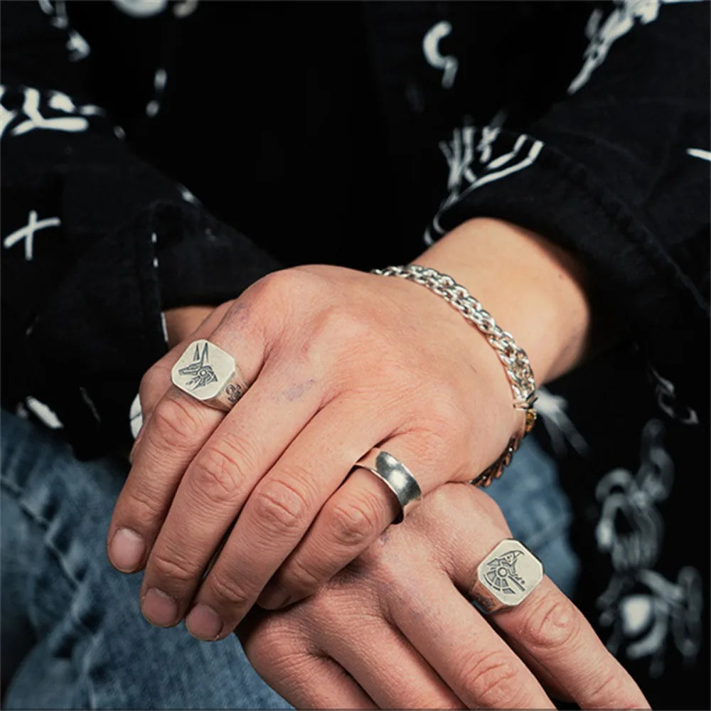 Quadratischer Ring im ägyptischen Stil Auge des Horus