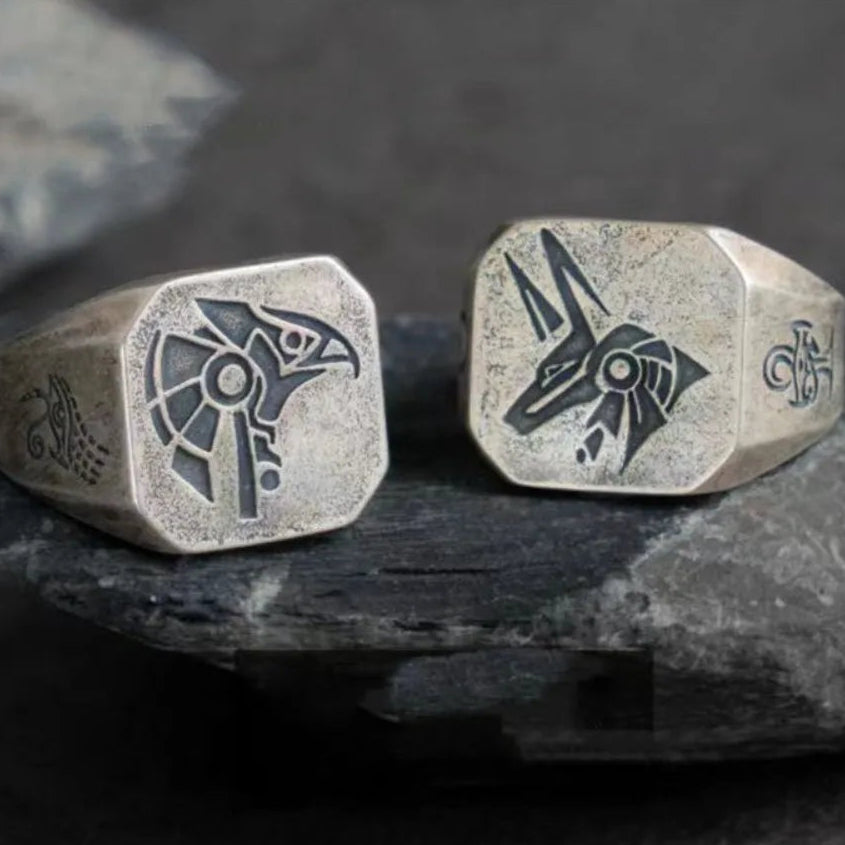 Quadratischer Ring im ägyptischen Stil Anubis