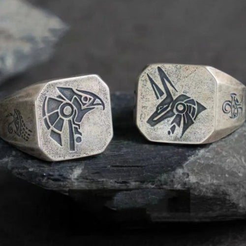 Quadratischer Ring im ägyptischen Stil Anubis