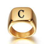Breiter personalisierter Herrenring mit Initiale c