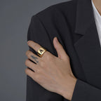 Breiter personalisierter Herrenring mit Initiale a