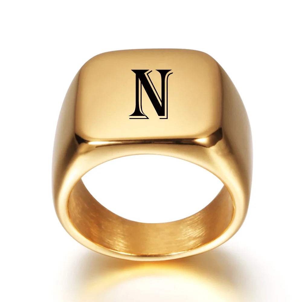 Breiter personalisierter Herrenring mit Initiale n