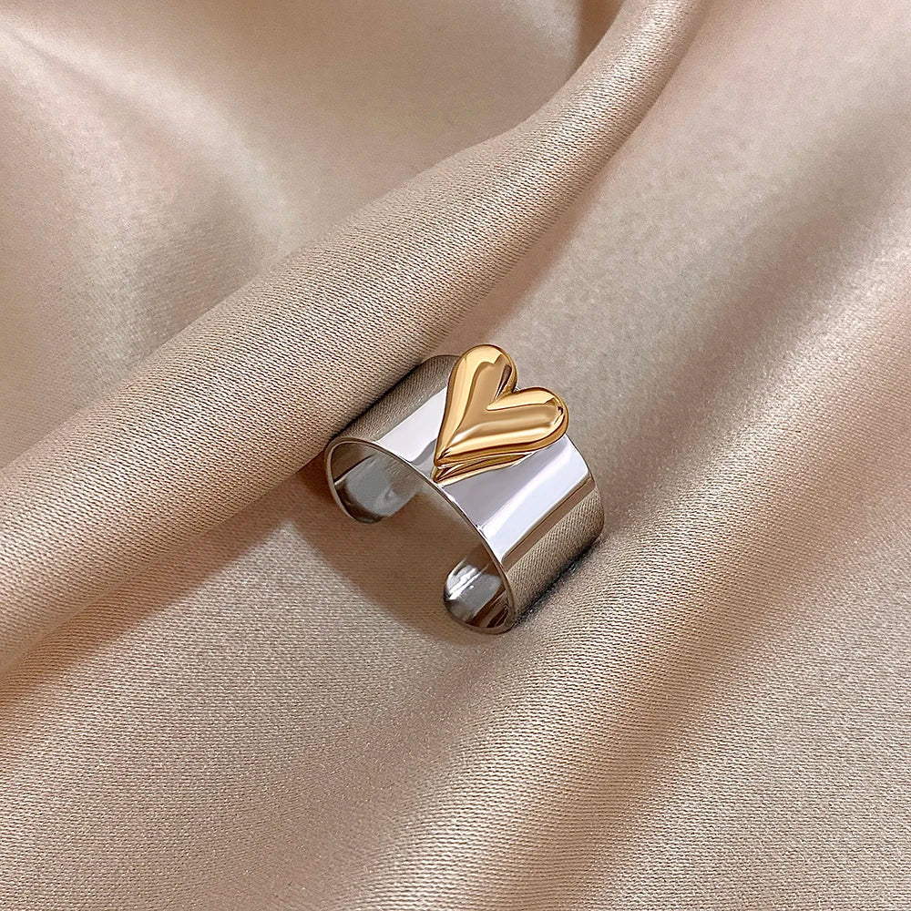 Ring mit erhabenem Herz aus Gold