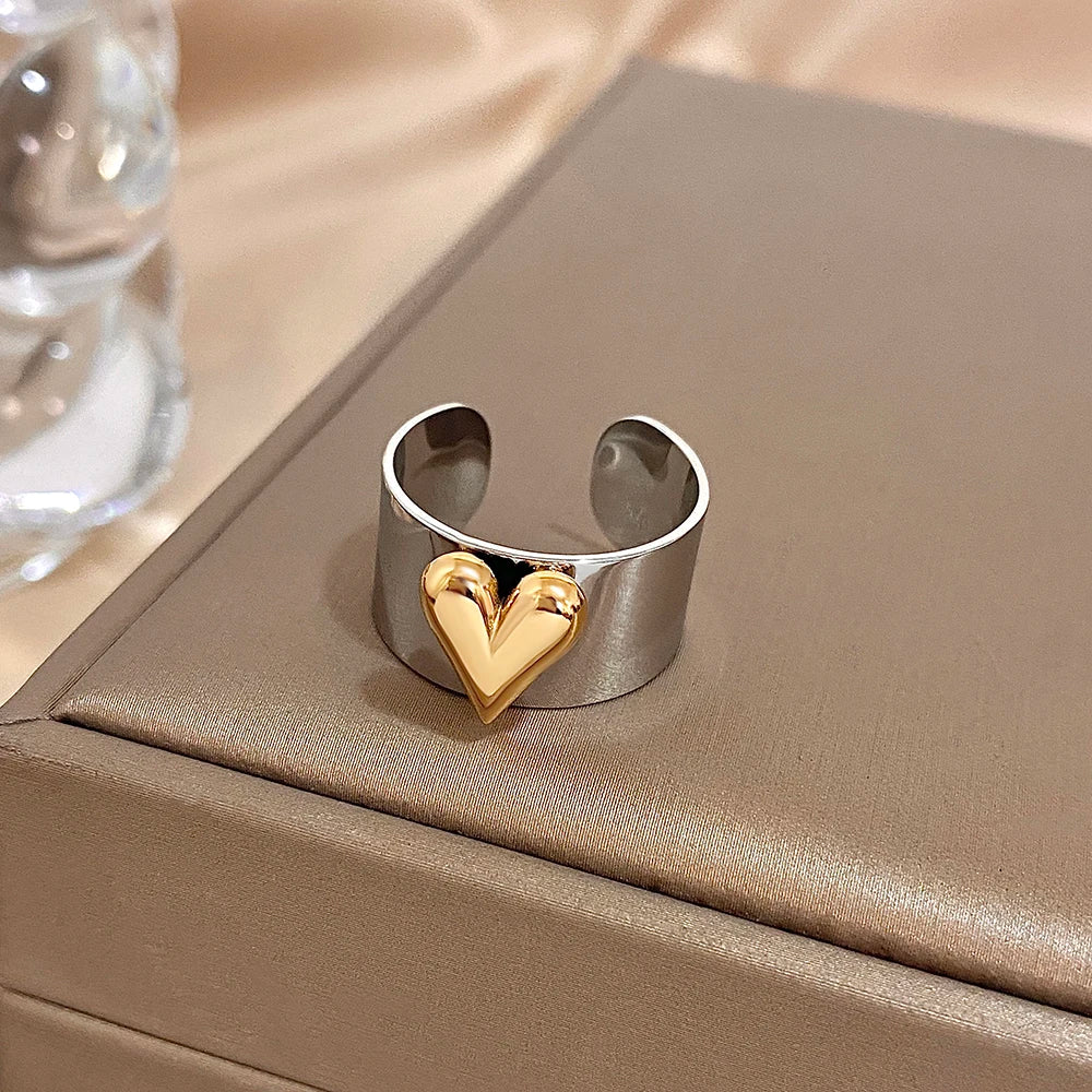 Ring mit erhabenem Herz aus Gold