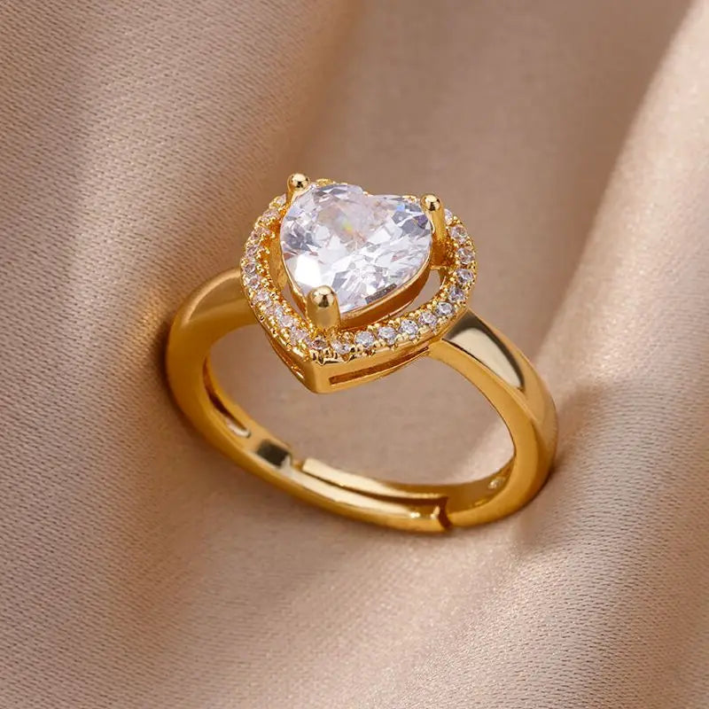 Ring mit funkelndem Herz aus Gold