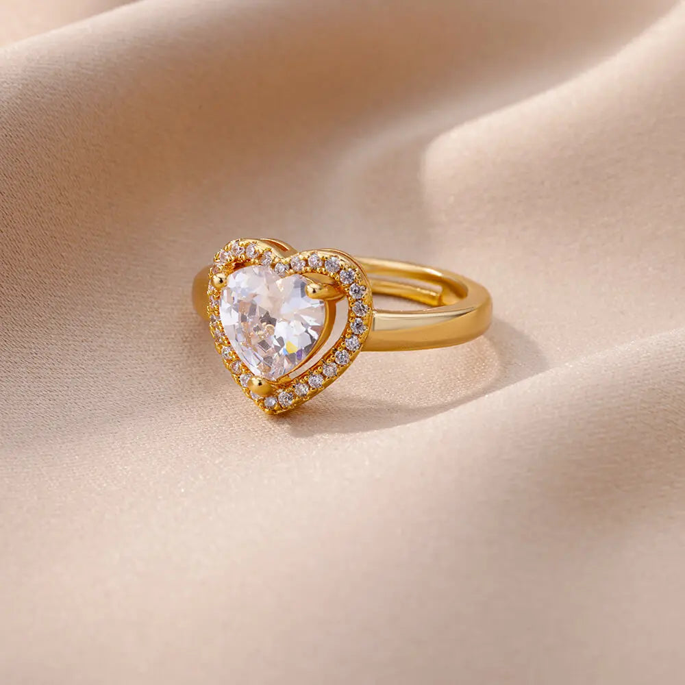 Ring mit funkelndem Herz aus Gold