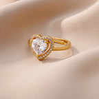 Ring mit funkelndem Herz aus Gold