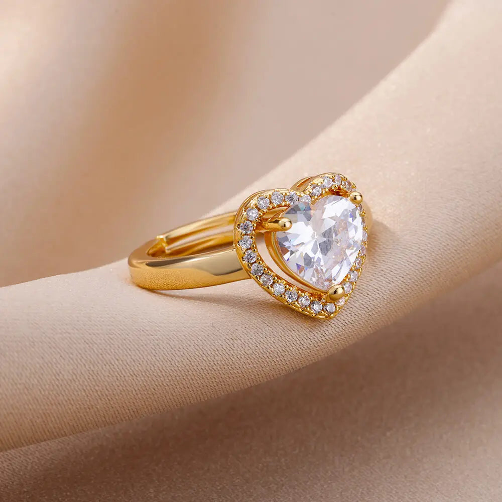 Ring mit funkelndem Herz aus Gold