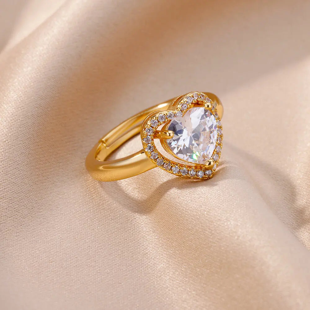 Ring mit funkelndem Herz aus Gold