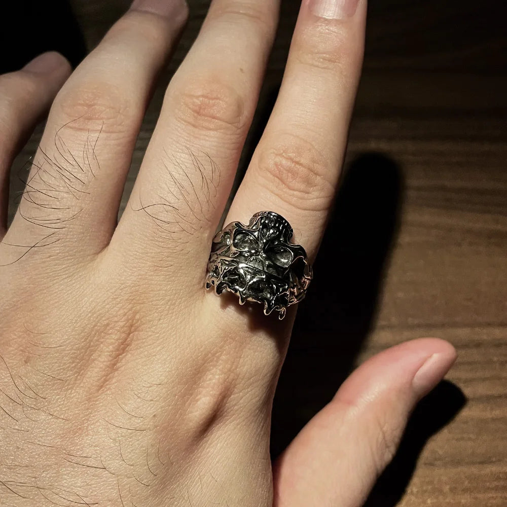 Gothischer Totenkopf-König-Ring aus gealtertem Stahl