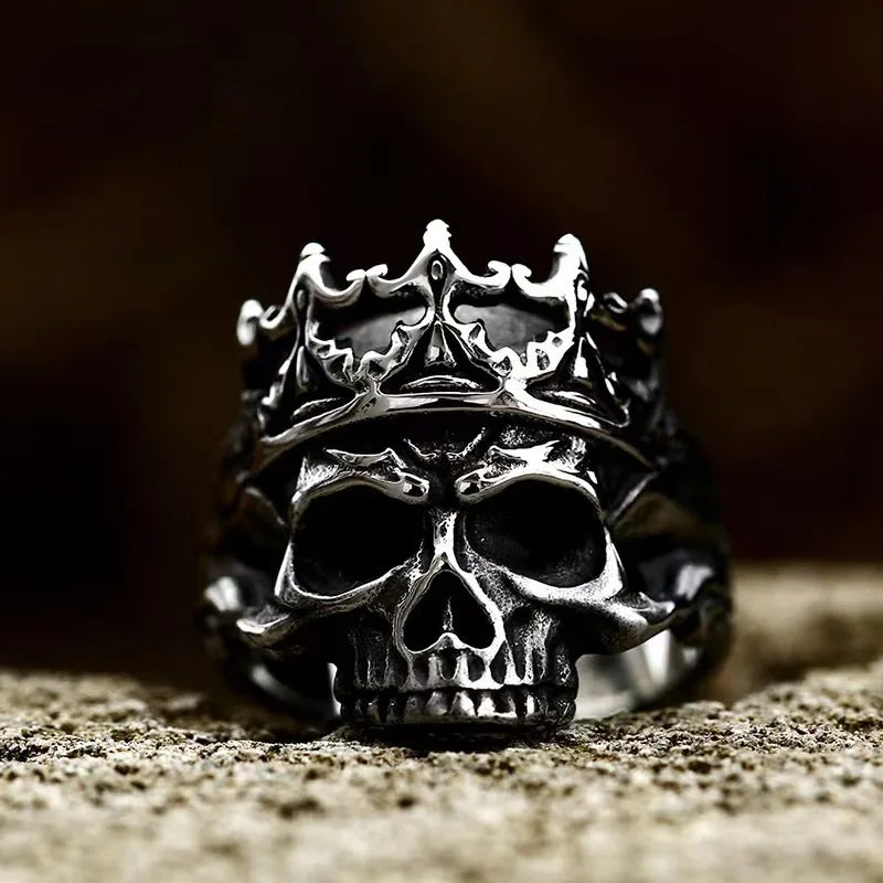 Gothischer Totenkopf-König-Ring aus gealtertem Stahl