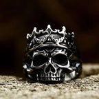 Gothischer Totenkopf-König-Ring aus gealtertem Stahl