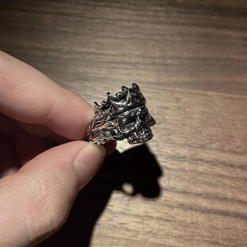 Gothischer Totenkopf-König-Ring aus gealtertem Stahl