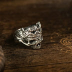 Gothischer Totenkopf-König-Ring aus gealtertem Stahl