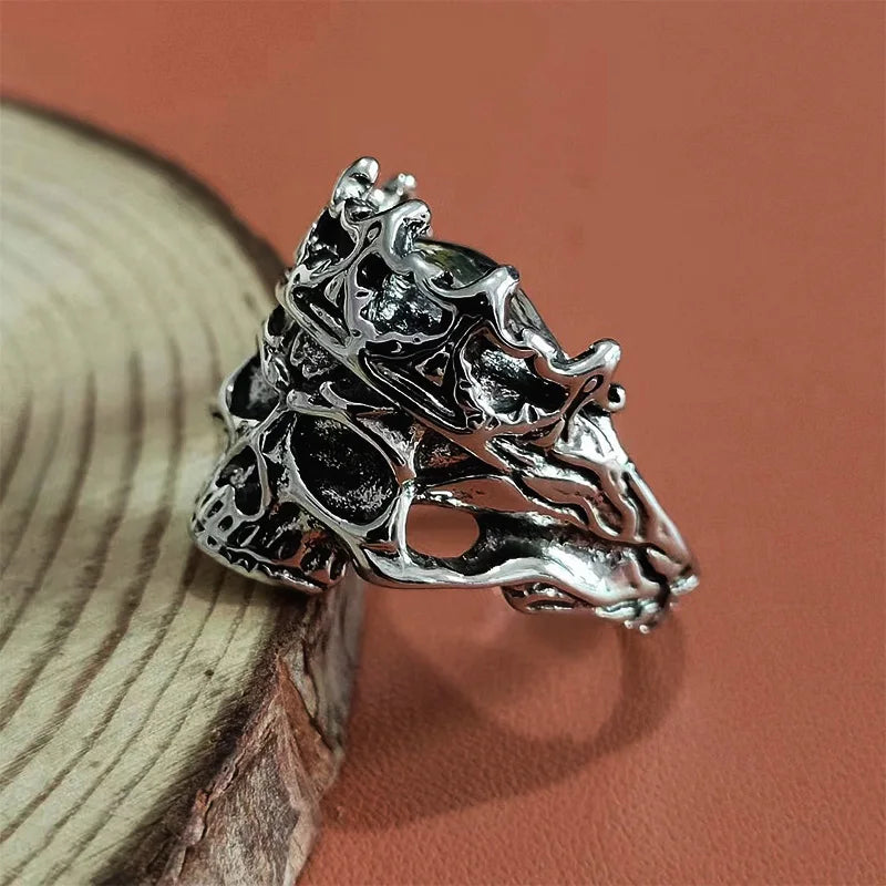 Gothischer Totenkopf-König-Ring aus gealtertem Stahl