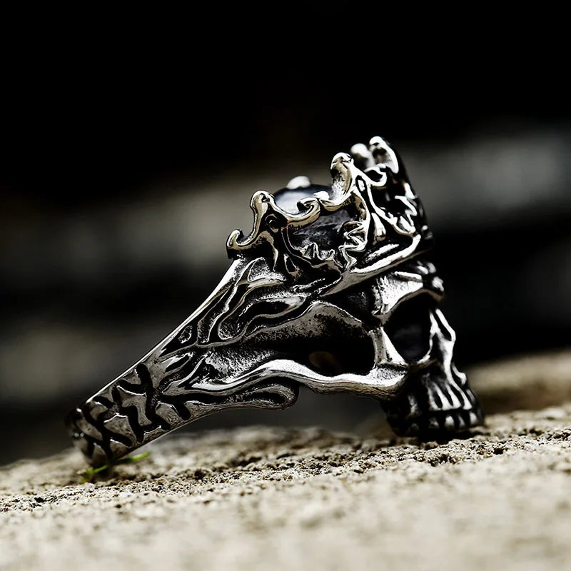 Gothischer Totenkopf-König-Ring aus gealtertem Stahl
