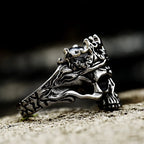 Gothischer Totenkopf-König-Ring aus gealtertem Stahl