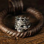 Gothischer Totenkopf-König-Ring aus gealtertem Stahl