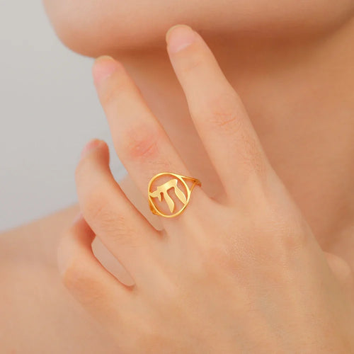 Hohle Ring mit dem jüdischen Lebenssymbol Chai in Gold