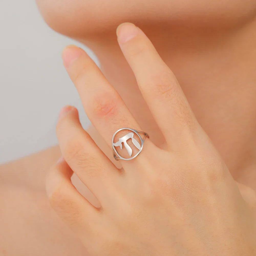 Hohle Ring mit dem jüdischen Lebenssymbol Chai in Silber