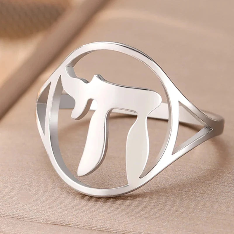 Hohle Ring mit dem jüdischen Lebenssymbol Chai in Silber
