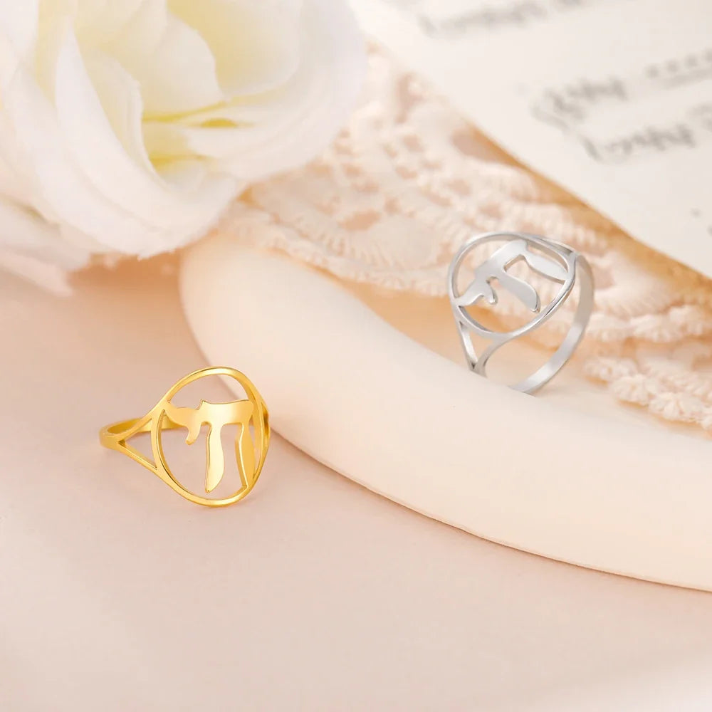 Hohle Ring mit dem jüdischen Lebenssymbol Chai 