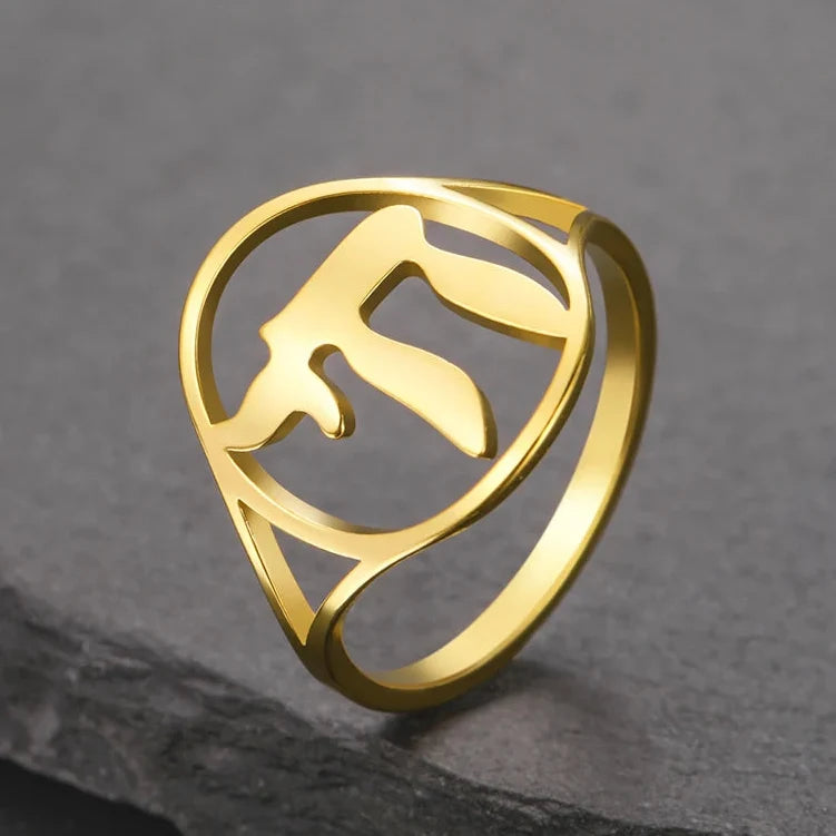 Hohle Ring mit dem jüdischen Lebenssymbol Chai in Gold