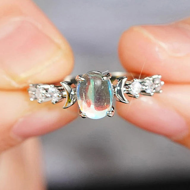 Ring mit Mondsichel und ovalem Mondstein