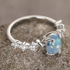 Ring mit Mondsichel und ovalem Mondstein
