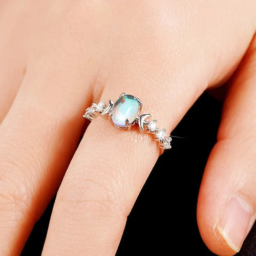 Ring mit Mondsichel und ovalem Mondstein