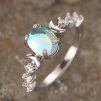 Ring mit Mondsichel und ovalem Mondstein