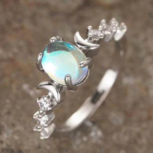 Ring mit Mondsichel und ovalem Mondstein