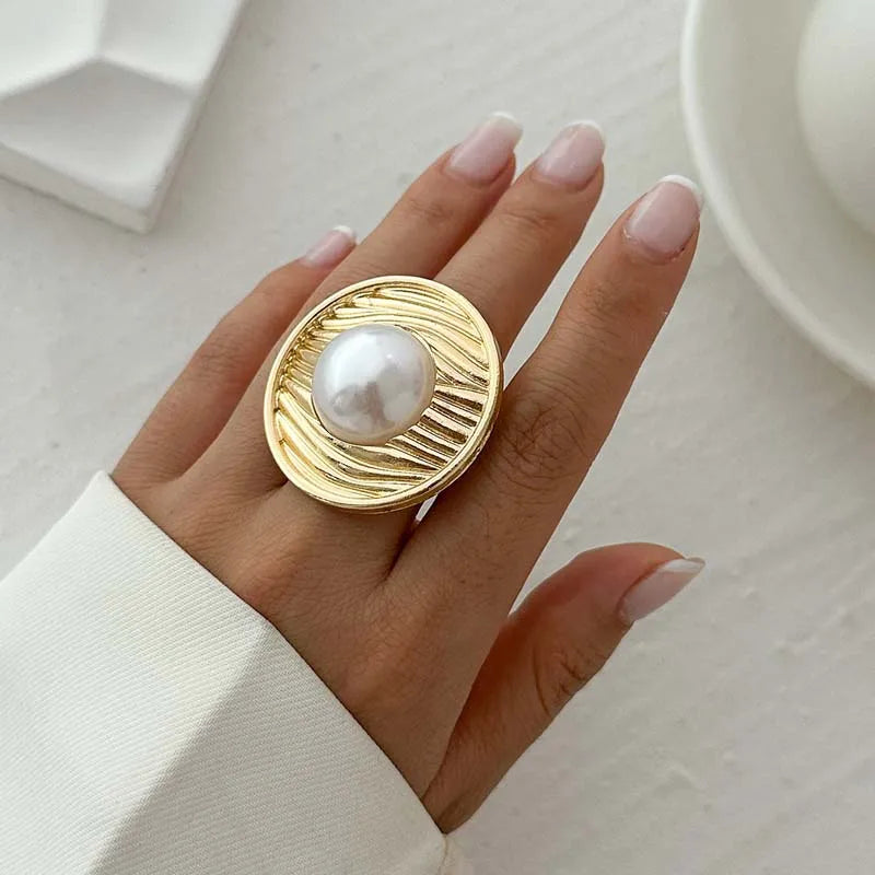 Barockstil-Ring mit weißer Perle Gold