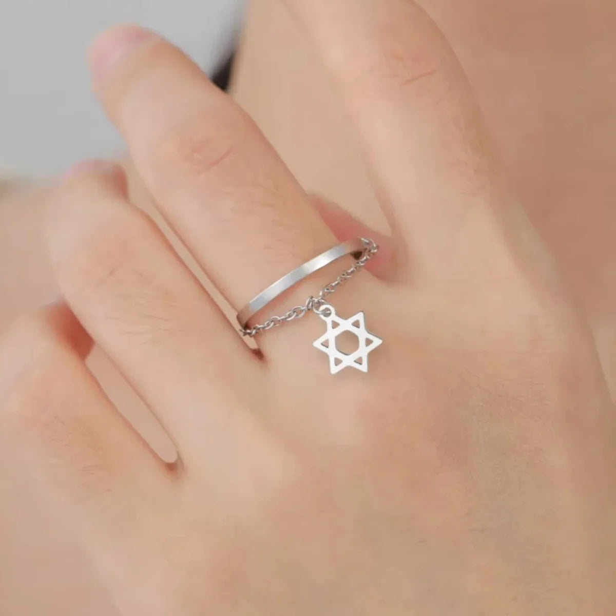 Design-Ring mit dem <span data-glossary-id="star_of_david">Davidstern</span>, jüdisches Symbol, Silber