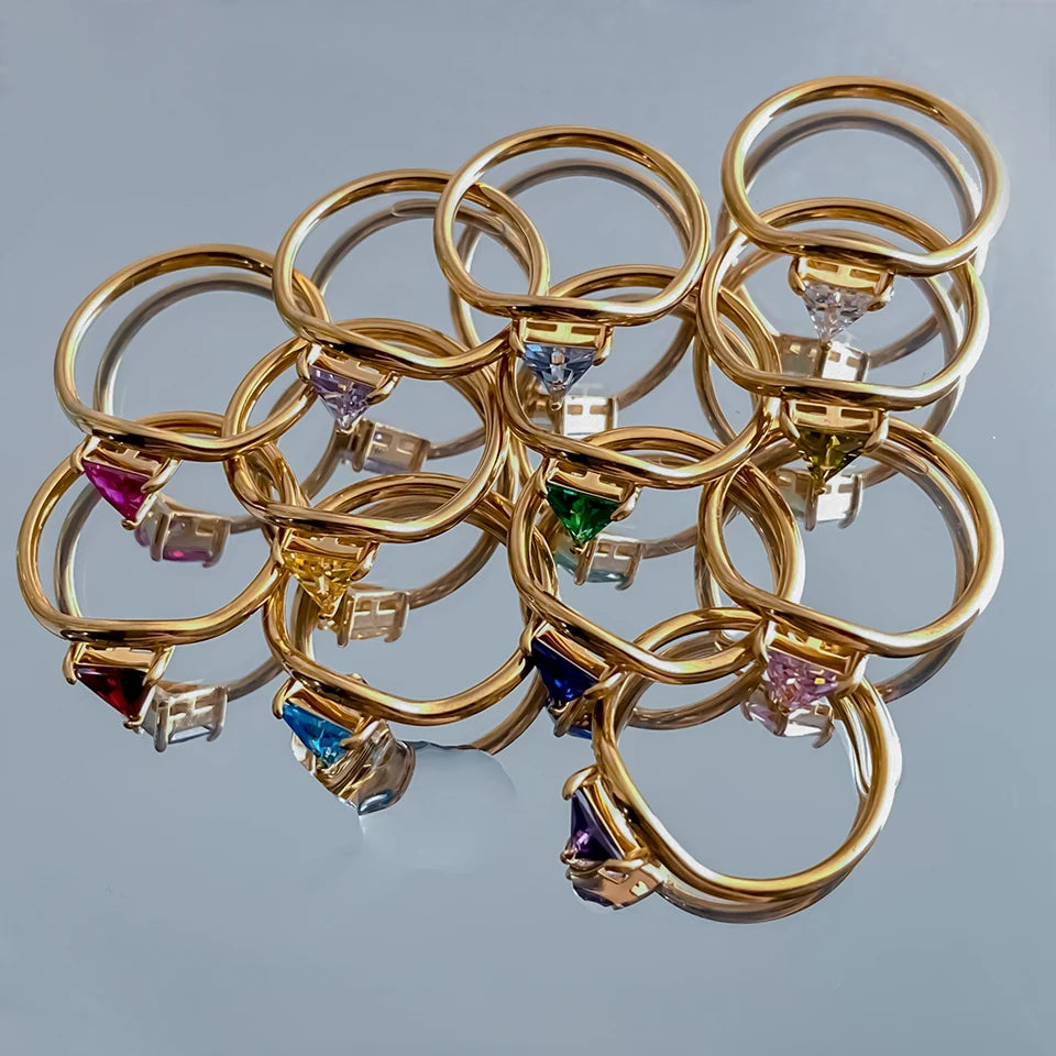Vergoldeter Ring mit dreieckigem Geburtsstein 