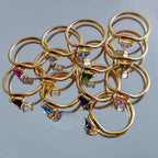 Vergoldeter Ring mit dreieckigem Geburtsstein 