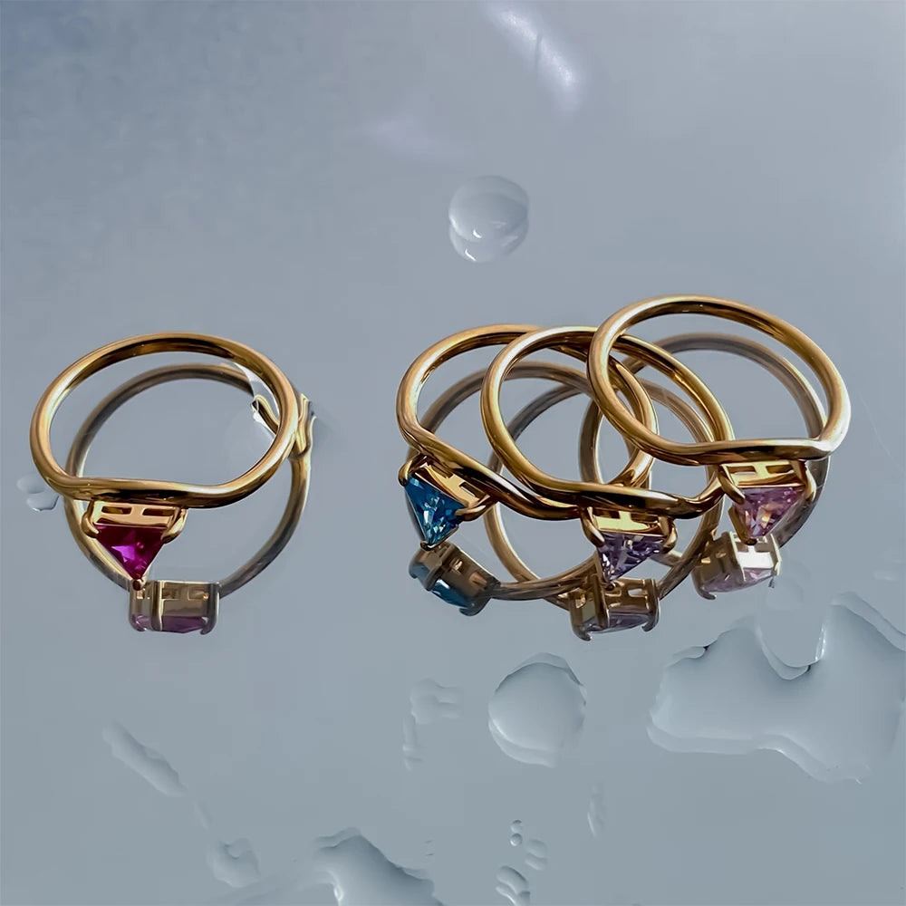 Vergoldeter Ring mit dreieckigem Geburtsstein
